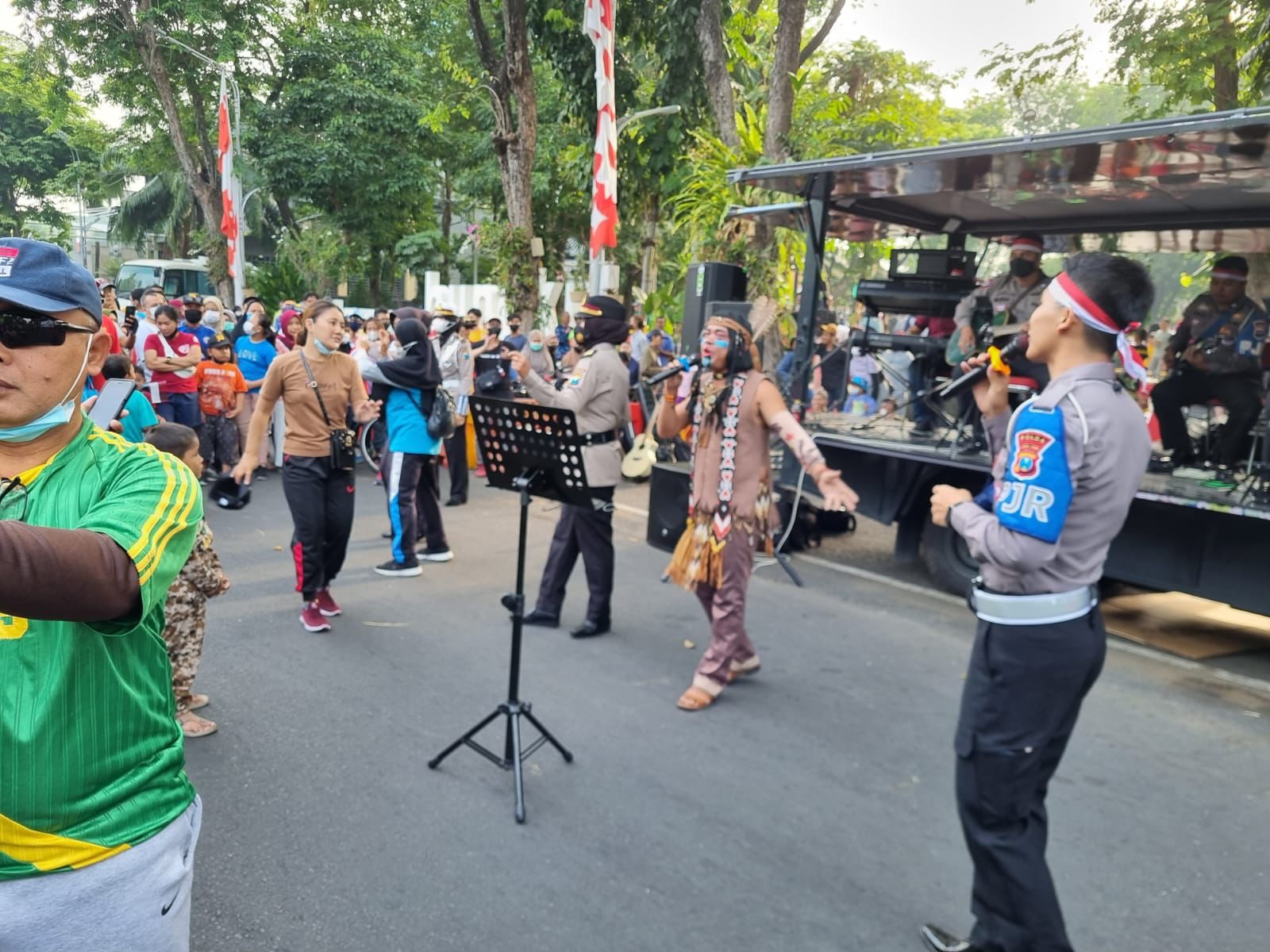 Siarkan Kirab Merah Putih Dengan Videotron, Polda Jatim Hibur Masyarakat di CFD Taman Bungkul Surabaya