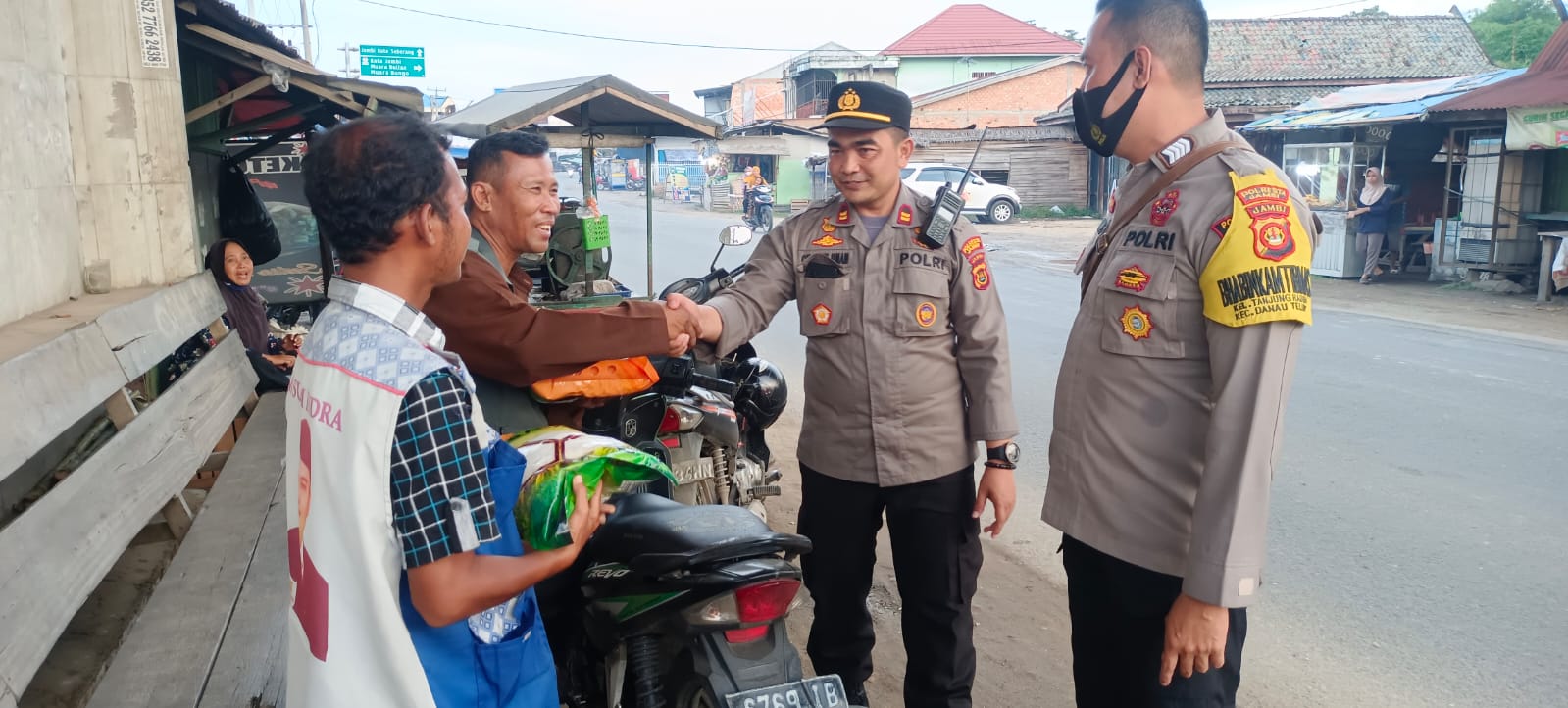 Dor To Dor, Kapolsek Danau Teluk Kota Jambi Bagi Sembako Pasca Kenaikan BBM
