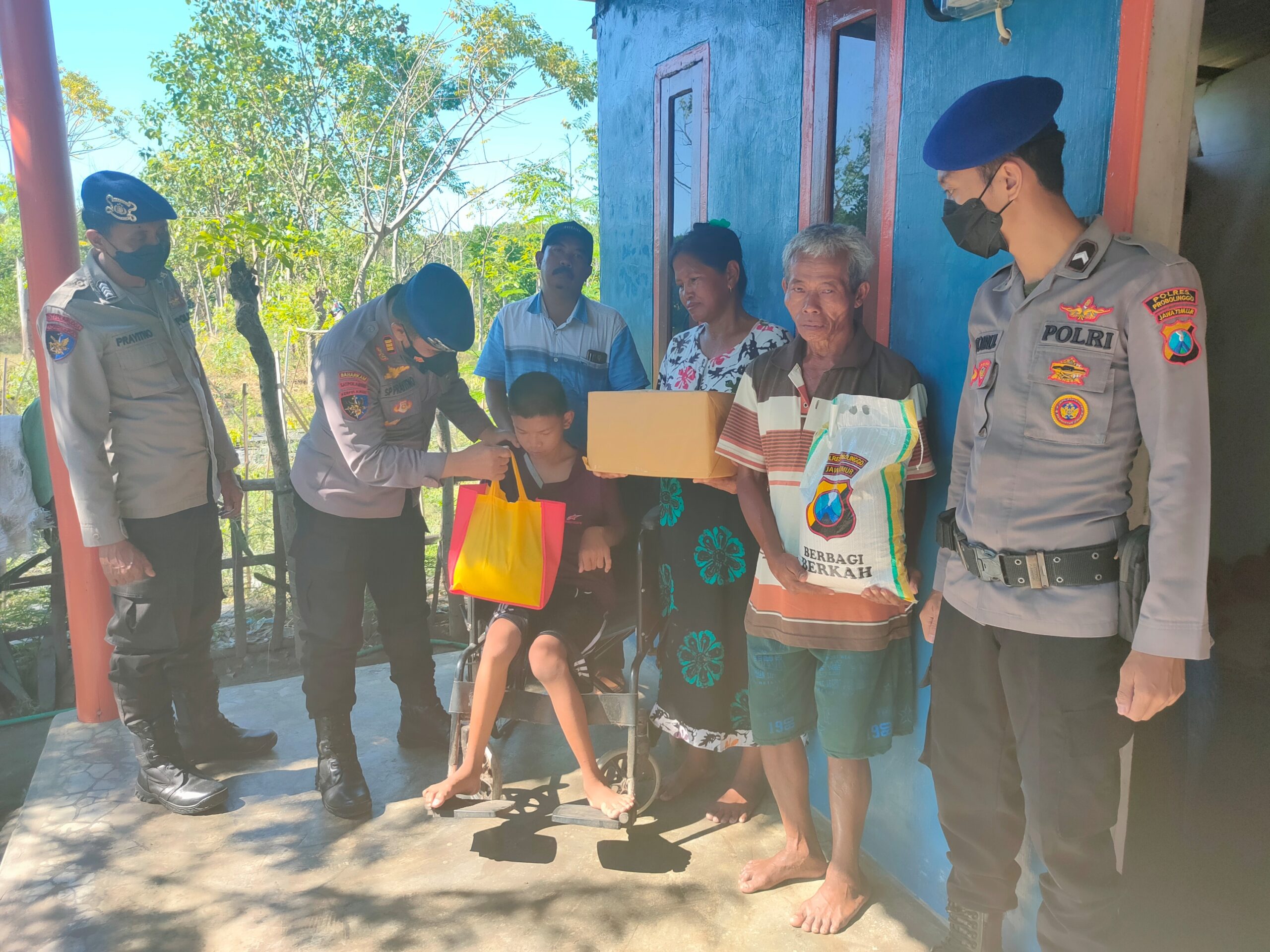 Peduli Kaum Disabilitas, Satpolairud Polres Probolinggo Beri Bantuan Door to door