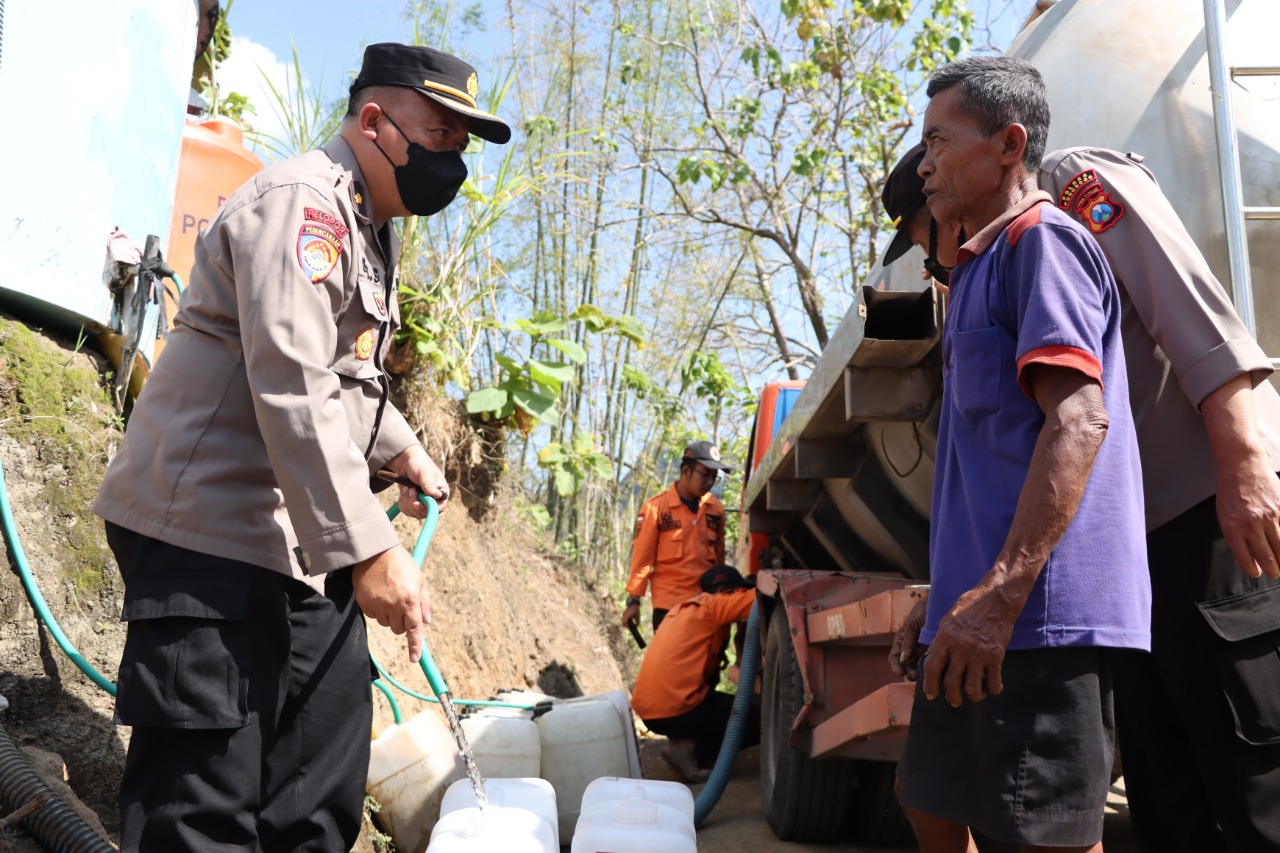 Polres Ponorogo Berikan Bantuan Air Bersih Untuk Masyarakat Terdampak Kekeringan