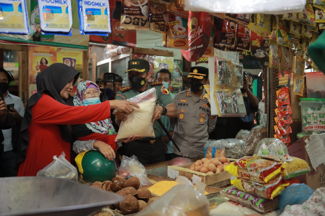 Pastikan Harga Bahan Pokok Aman Pasca Kenaikan BBM, Kapolres Jember dan Dandim Cek Pasar