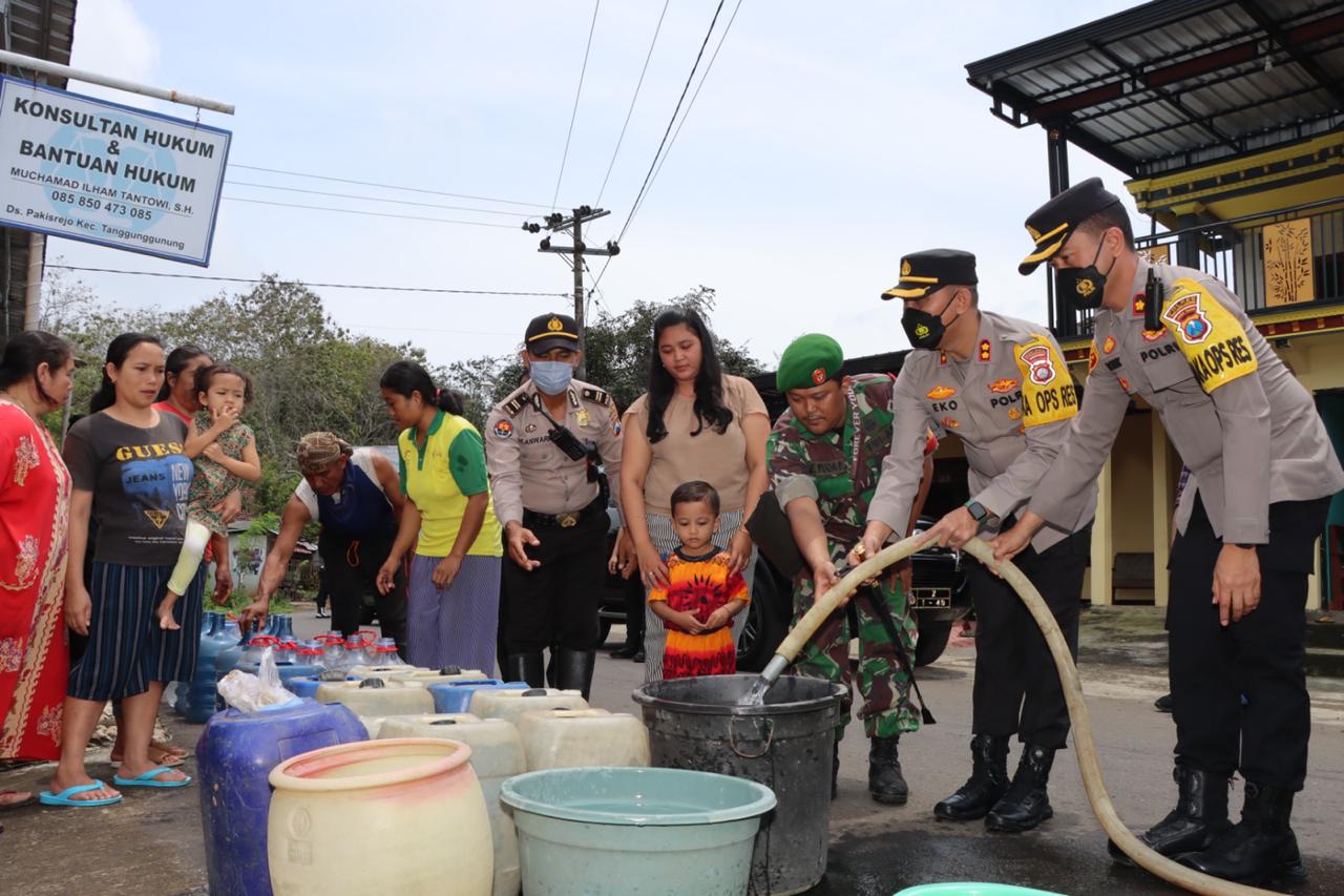 Polres Tulungagung, Berikan Bantuan Air Bersih untuk Warga Terdampak Kekeringan