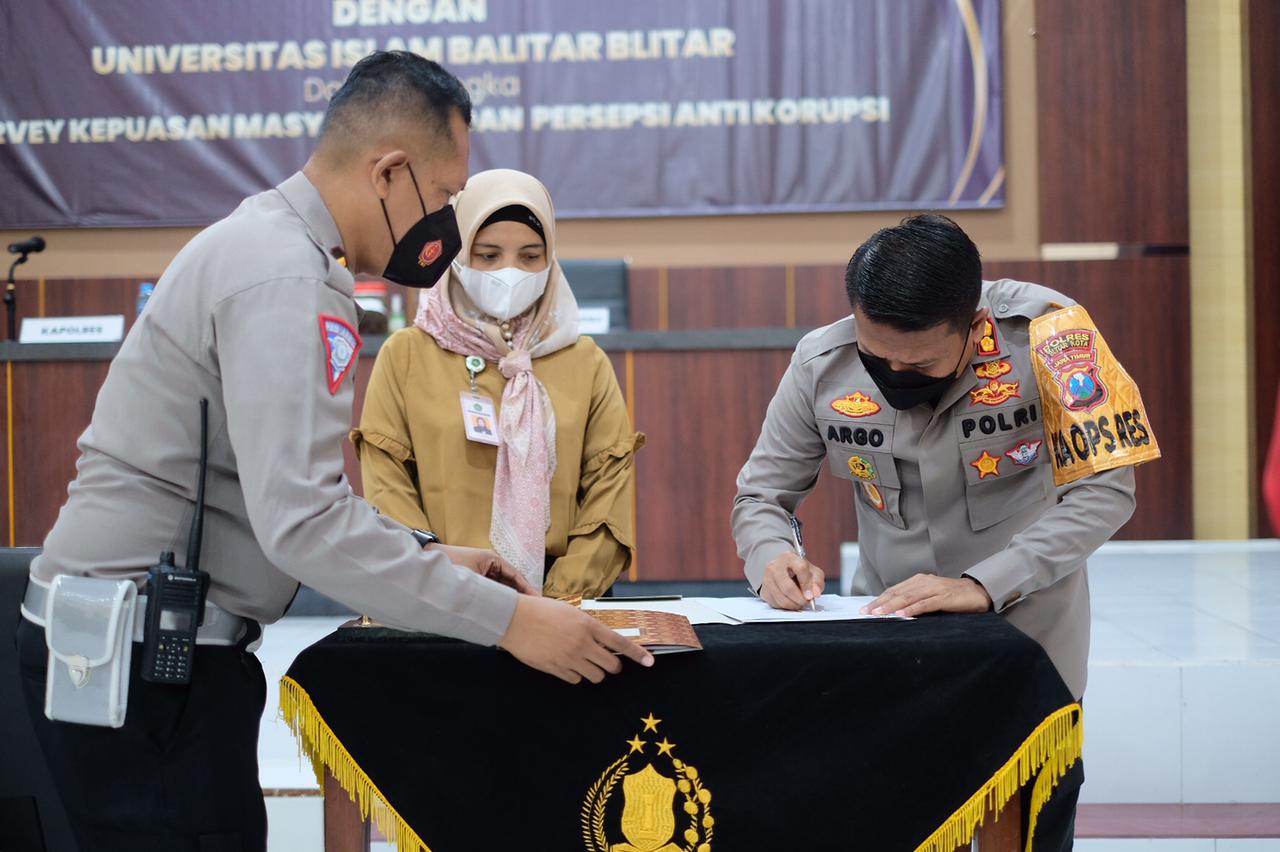 Gelar Pelatihan Pelayanan Publik, Polres Blitar Kota Tanda Tangani MOU Bersama Unisba