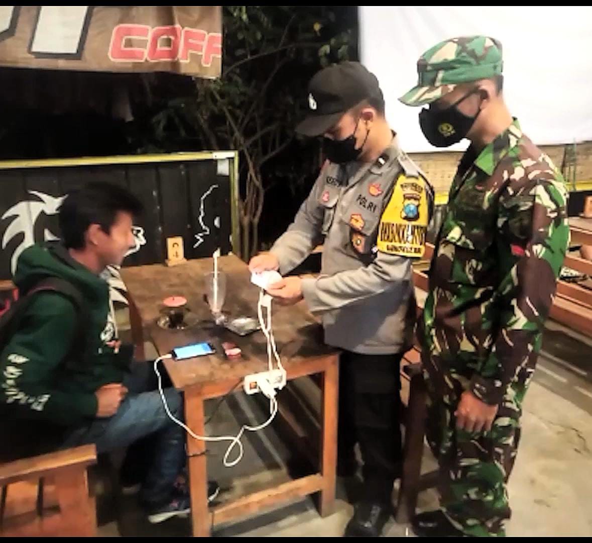 Petugas Pamor Keris Polresta Mojokerto Himbau Prokes dan Pantau Penerapan Prokes di Warkop