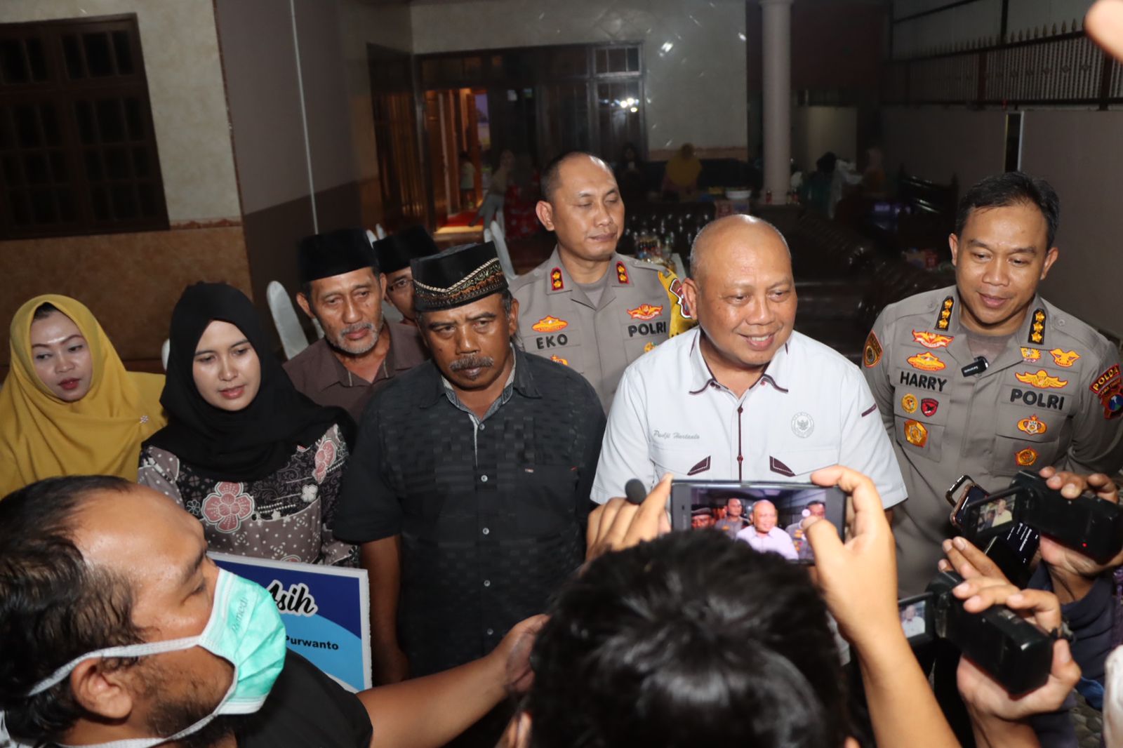 Komisioner Kompolnas Bersama Karo SDM Polda Jatim Kunjungi Keluarga Aipda Anumerta Andik Purwanto Korban Meninggal di Tragedi Kanjuruhan