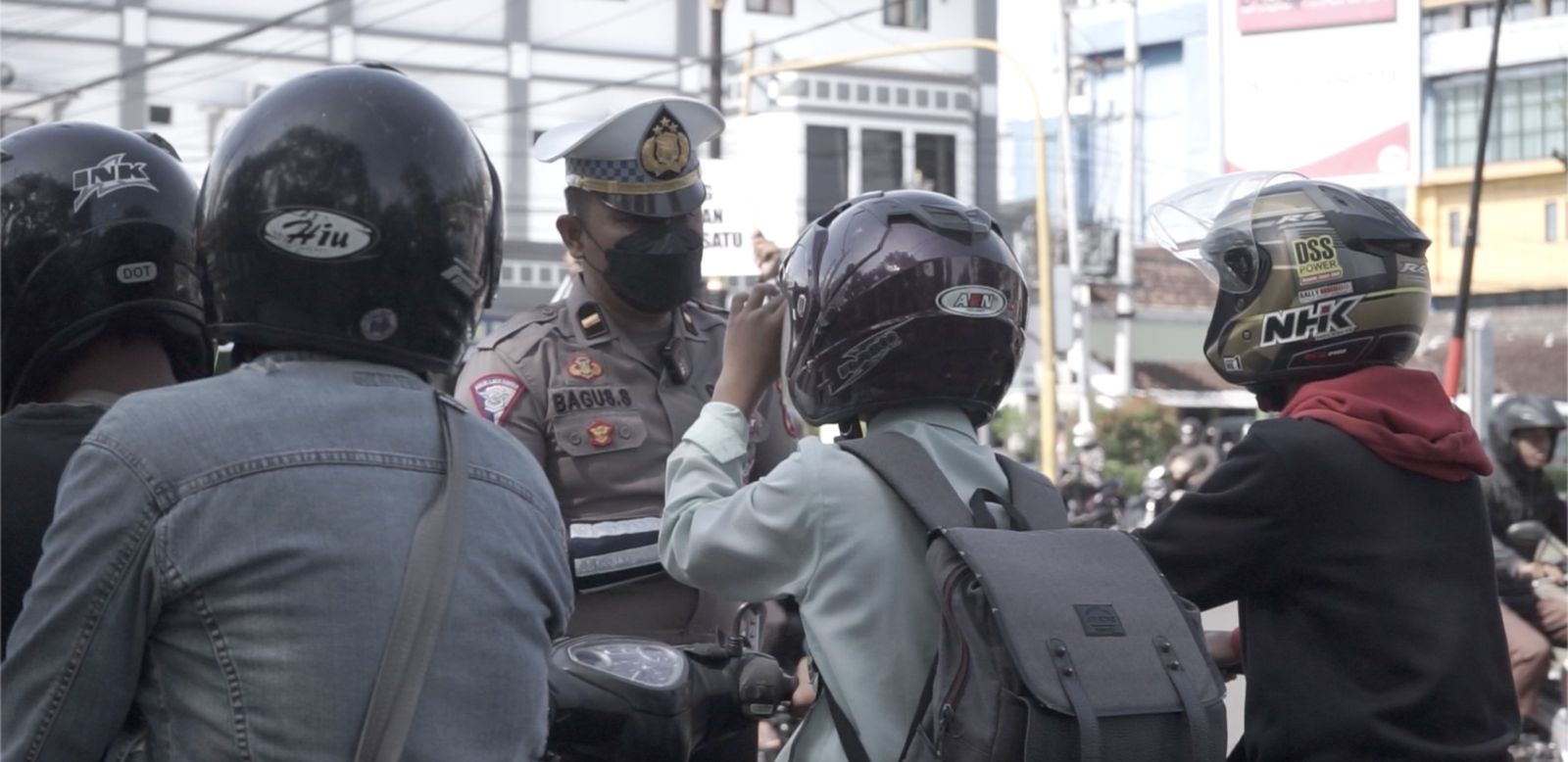 Ajak Pengendara Tertib Berlalu Lintas, Polres Ponorogo Berikan Edukasi dan Hadiah Bagi Pengendara yang Tertib