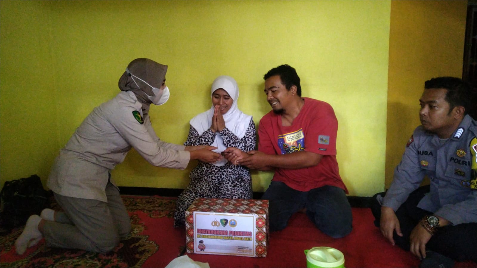 Biddokkes Polda Jatim Berikan Santunan Kepada Keluarga Korban Tragedi Kanjuruhan di Malang