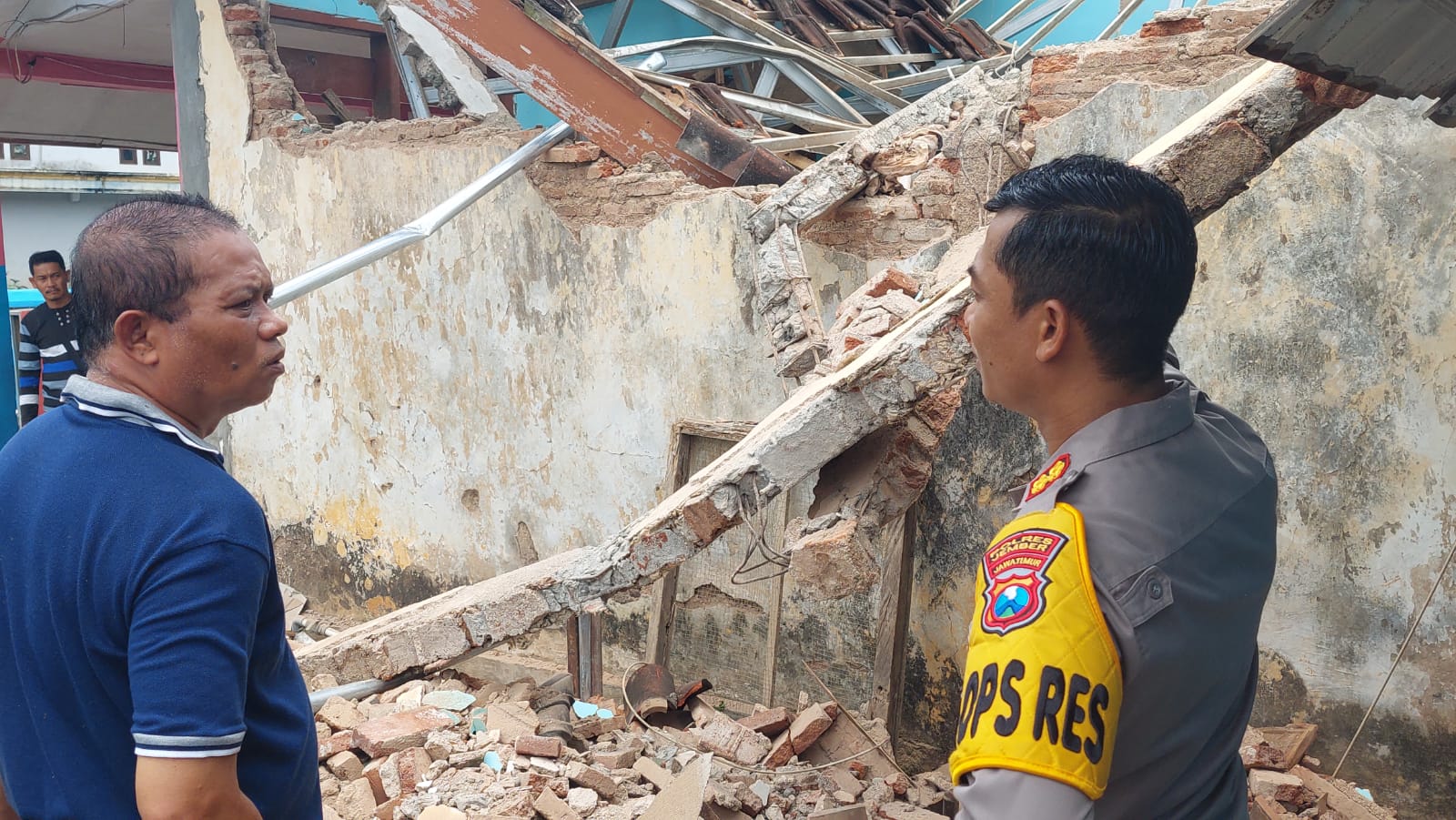 Gerak Cepat Polres Jember Dirikan Tenda Darurat, Tangani Gedung Sekolah Amruk Akibat Diterjang Angin