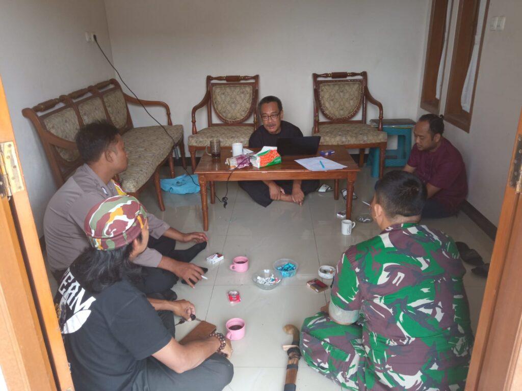 Anggota Bhabinkamtibmas Kelurahan Benteng Polsek Warudoyong AIPDA Ade Setiawan kunjungi Ketua RW