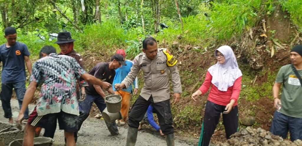 Sinergitas Bhabinkamtibmas Polsek Kandangserang Bersama Warga Perbaiki Jalan Desa