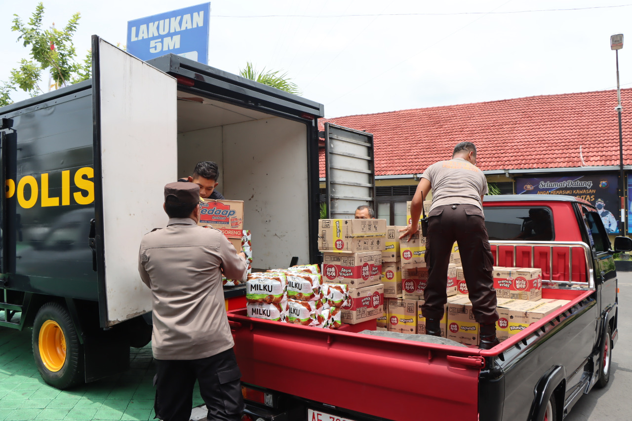 Tanggap Bencana, Polres Ngawi Kirim Bansos ke Tasikmadu Trenggalek