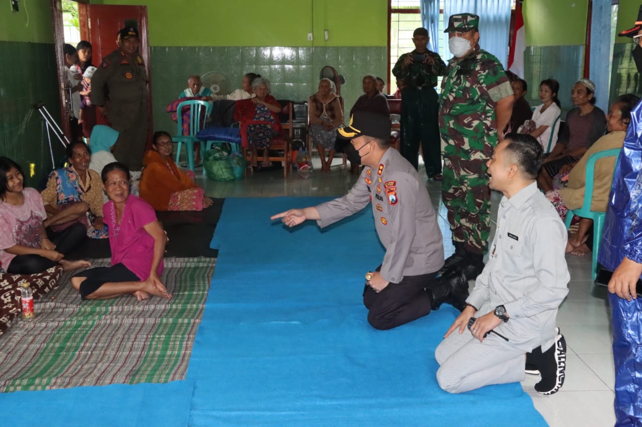 Gerak Cepat, Polres Blitar Evakuasi Korban Banjir