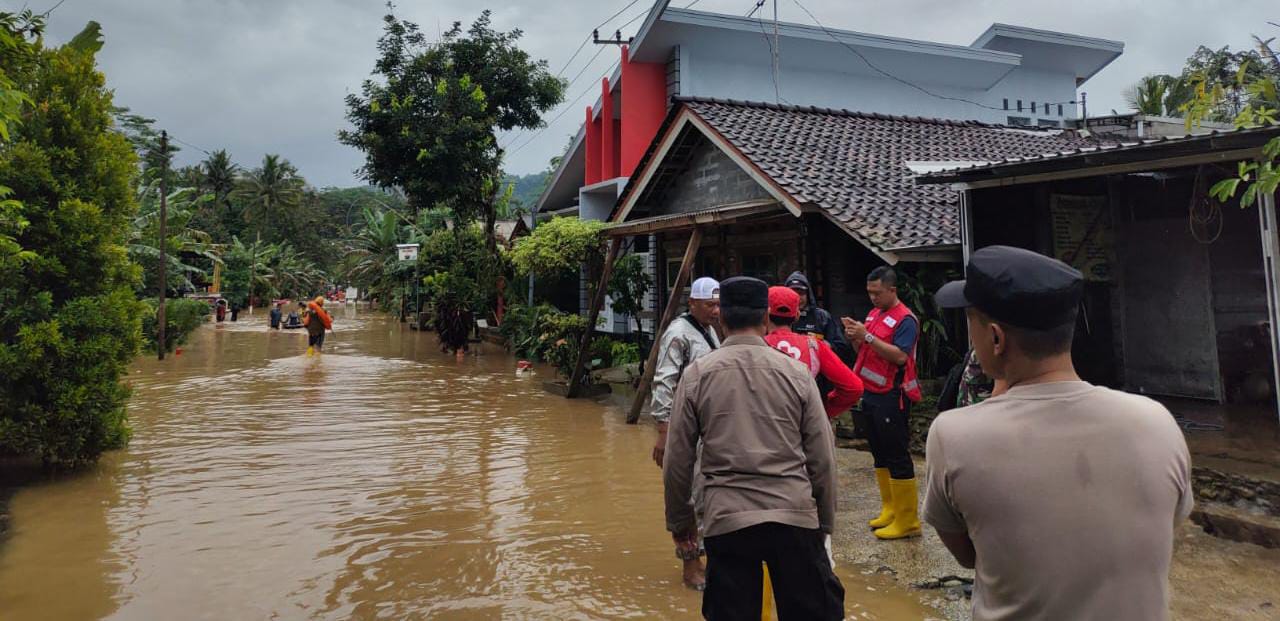 Gotong Royong, Polres Malang Bersama TNI dan Warga Bersihkan Lokasi Banjir Bandang di Sumbermanjingwetan