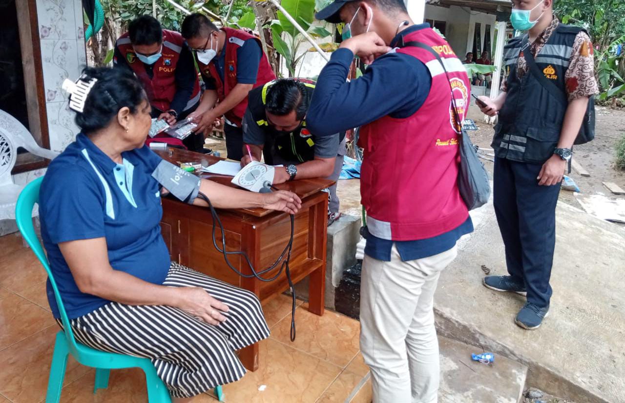 Tim Dokkes Polres Malang Gelar Pengobatan Gratis Bagi Korban Banjir di Sumbermanjing Wetan