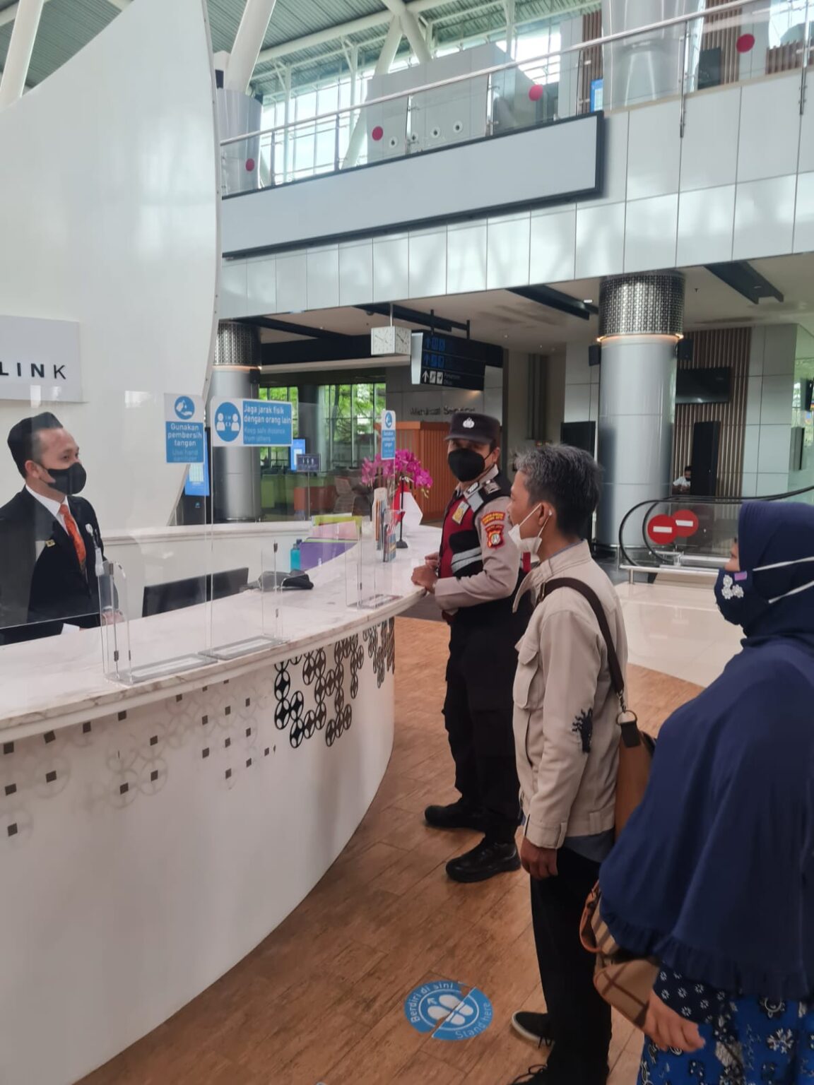 Masyarakat Kebingungan Kembali Pulang Menuju Depok, Personel Polsubsektor Sheraton Bantu Antar Ke Stasiun Kereta Api Bandara Soekarno-Hatta