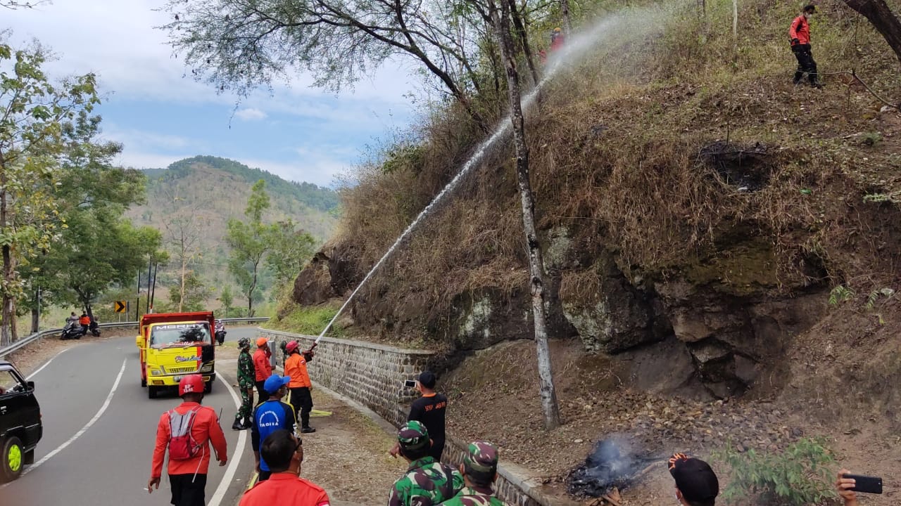 Tanggap Bencana Polres Ponorogo Beri Himbauan Pengguna Jalan Minimalisir Laka Lantas di Musim Hujan