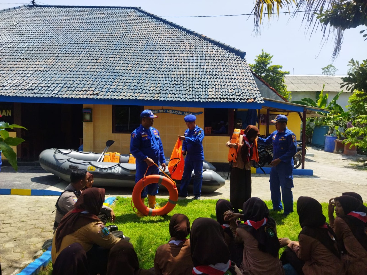 Antisipasi Bencana Banjir dan Laka Laut, Polres Sampang Latih Dasar Water Rescue pada Anggota Pramuka