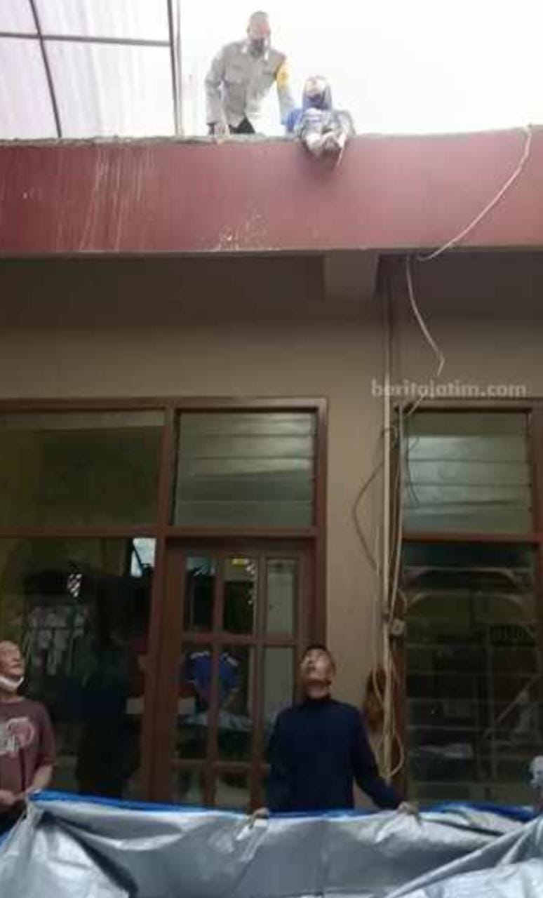 Aksi Heroik Pak Bhabin Polres Mojokerto Berhasil Gagalkan Wanita Hendak Bunuh Diri