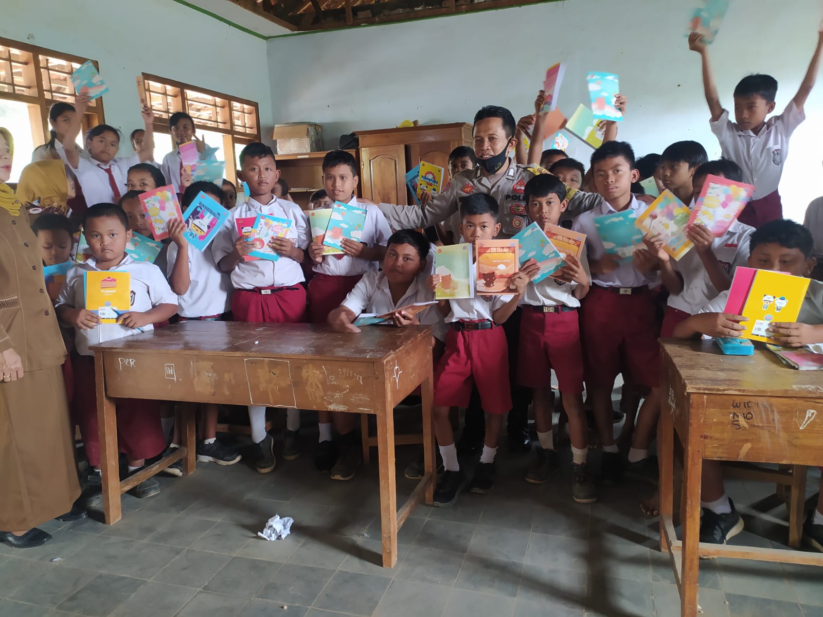 Dukung Wajib Belajar Pak Bhabin Polres Ponorogo Berbagi Buku Tulis