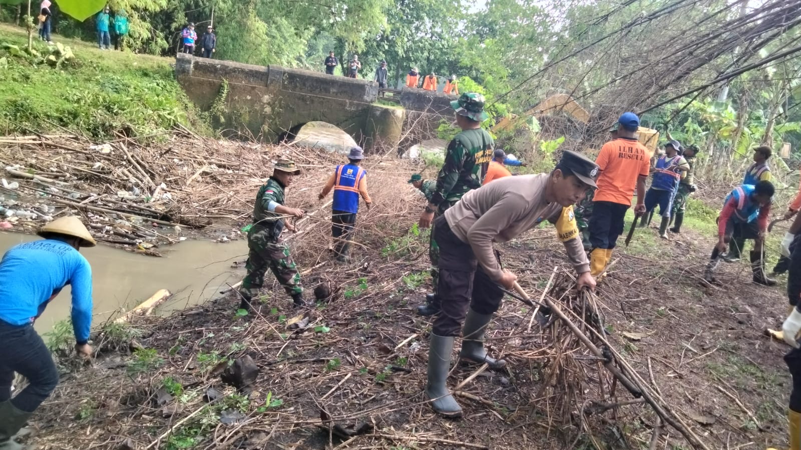 Sinergitas Polres Magetan Bersama Masyarakat Bersihkan Sungai Ngelang Minimalisir Banjir