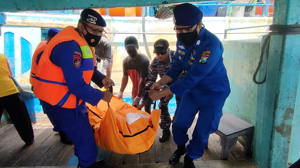 Sat Polairud Polres Probolinggo Evakuasi Jenazah ABK Asal Rembang