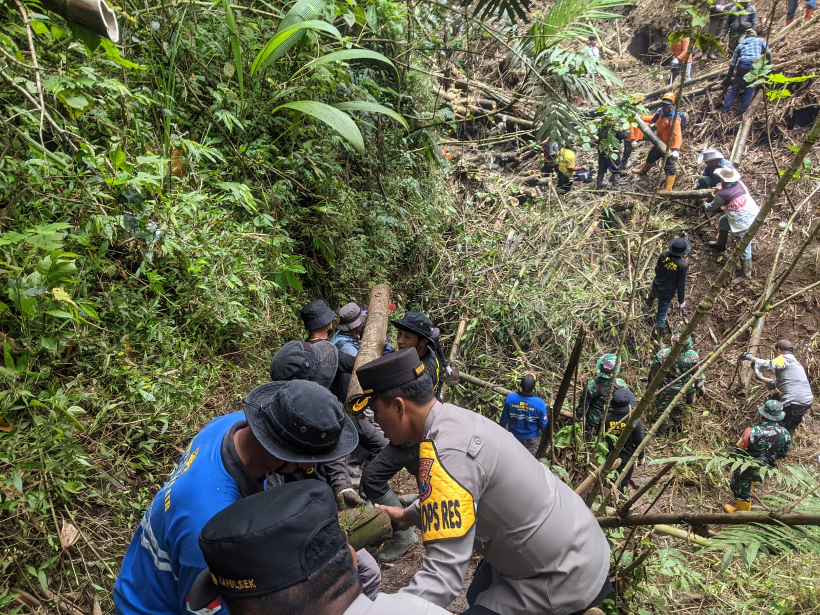 Kompak, Polres Batu Bersama Kodim 0818 dan Warga Bersihkan Material Longsor