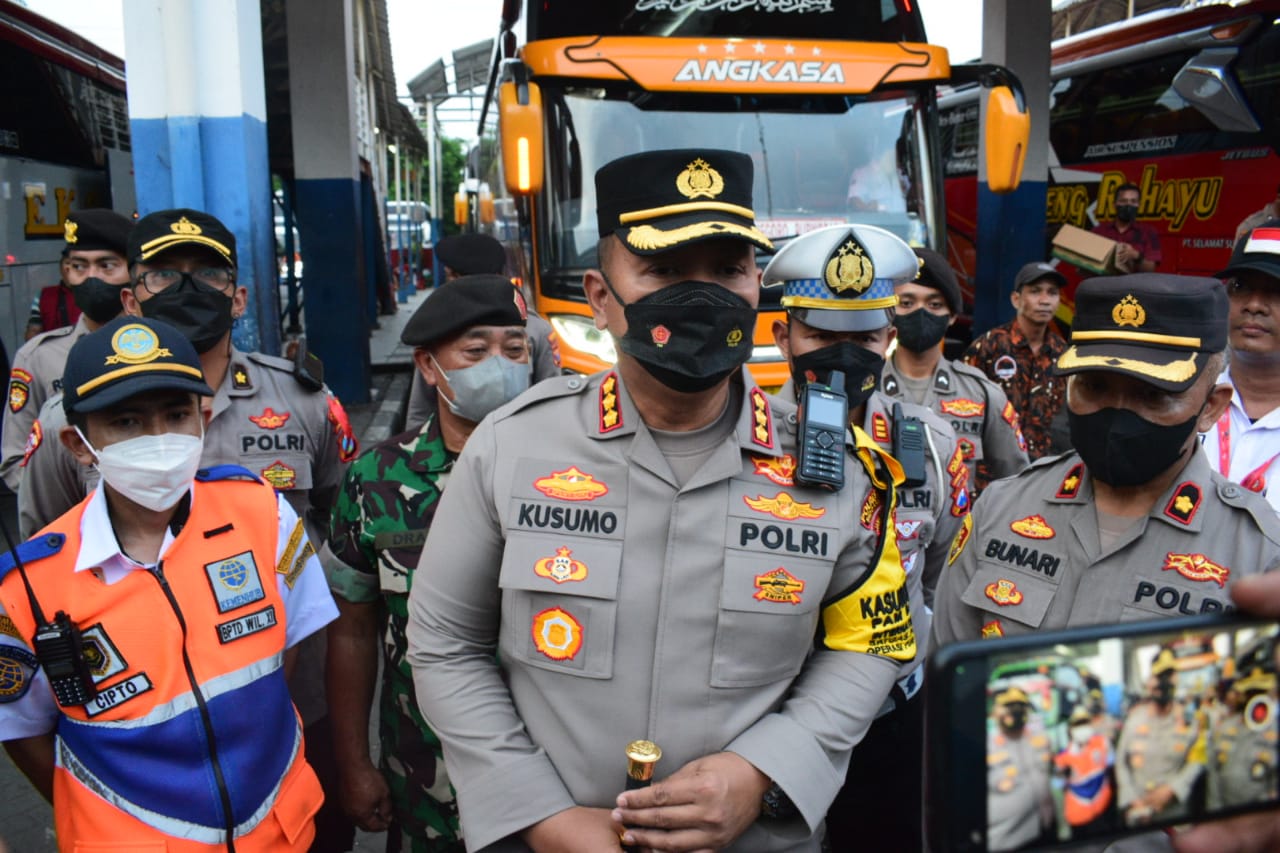 Kapolresta Sidoarjo Cek Barang Bawaan Penumpang Bus Tujuan Bali