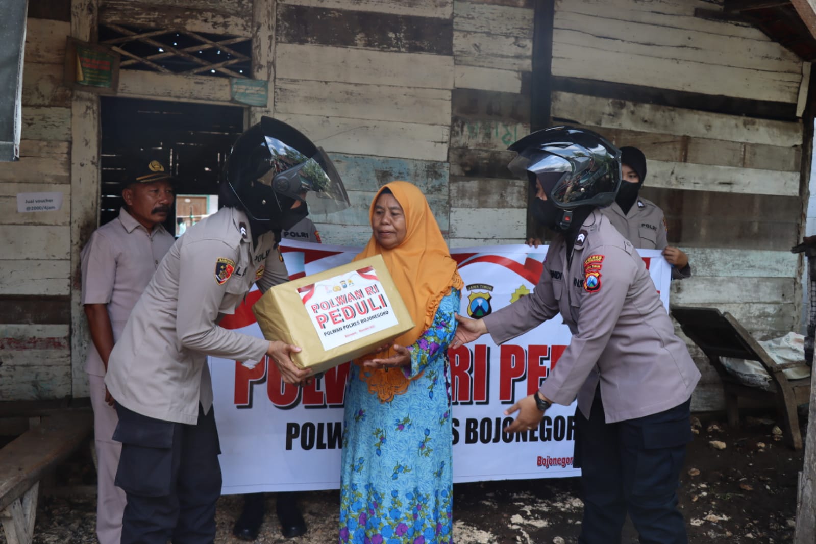 Peduli Korban Banjir, Polwan Polres Bojonegoro Salurkan Bantuan Sosial
