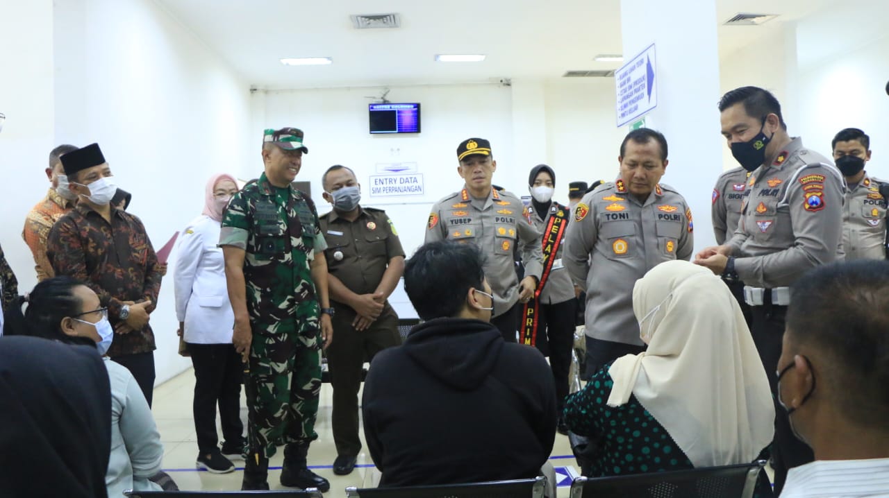 Kapolda Jatim Mengapresiasi Pelayanan SIM Cak Bhabin dan Motor Listrik Polrestabes Surabaya