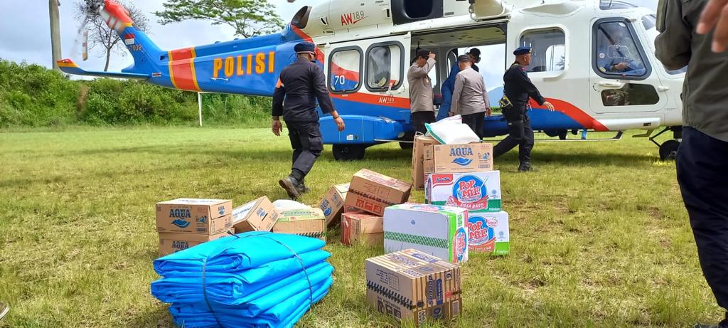 Polri Jangkau Tempat Terisolir Untuk Berikan Pasokan Kebutuhan Pokok