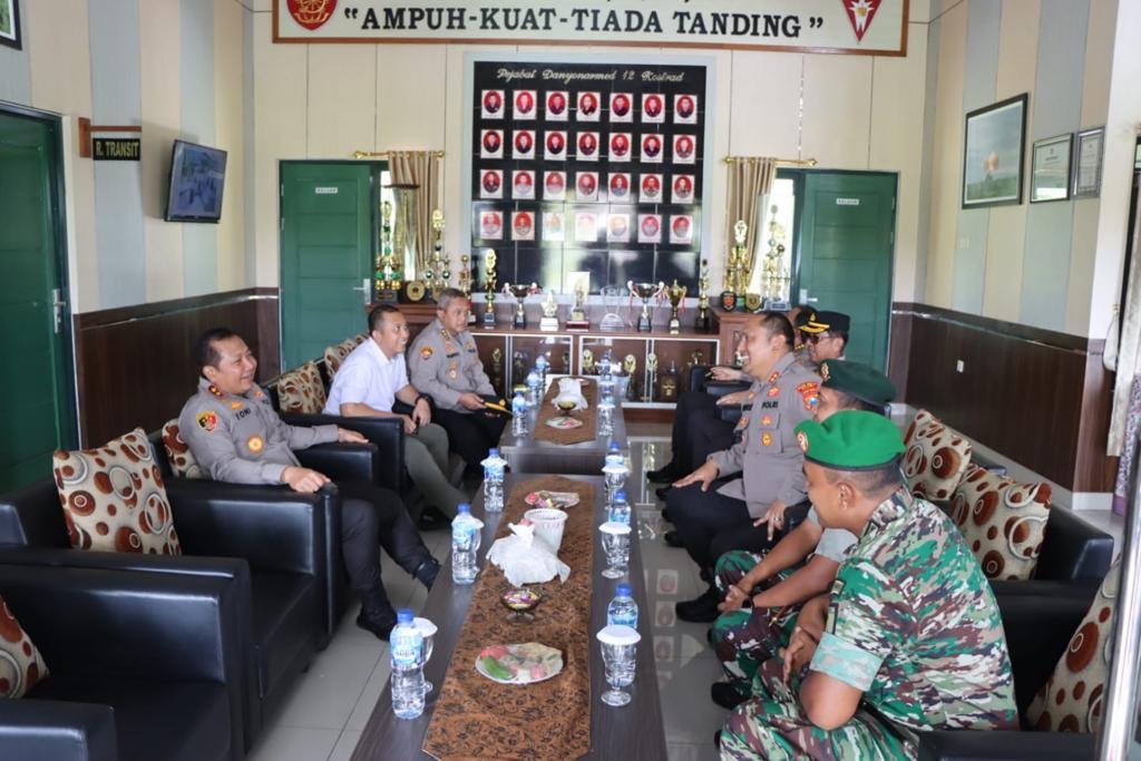 Soliditas Kapolda Jatim Kunjungi Markas Militer di Ngawi