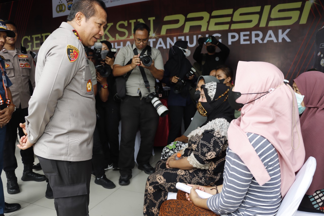 Kapolda Jatim Kunjungi Gerai Vaksin Presisi di GSN Pelabuhan Tanjung Perak