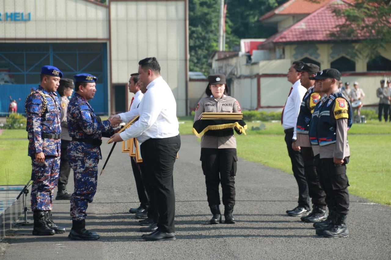 HUT Polairud ke-72, Kapolda Jatim Berikan Penghargaan Kepada 9 Personel Berprestasi