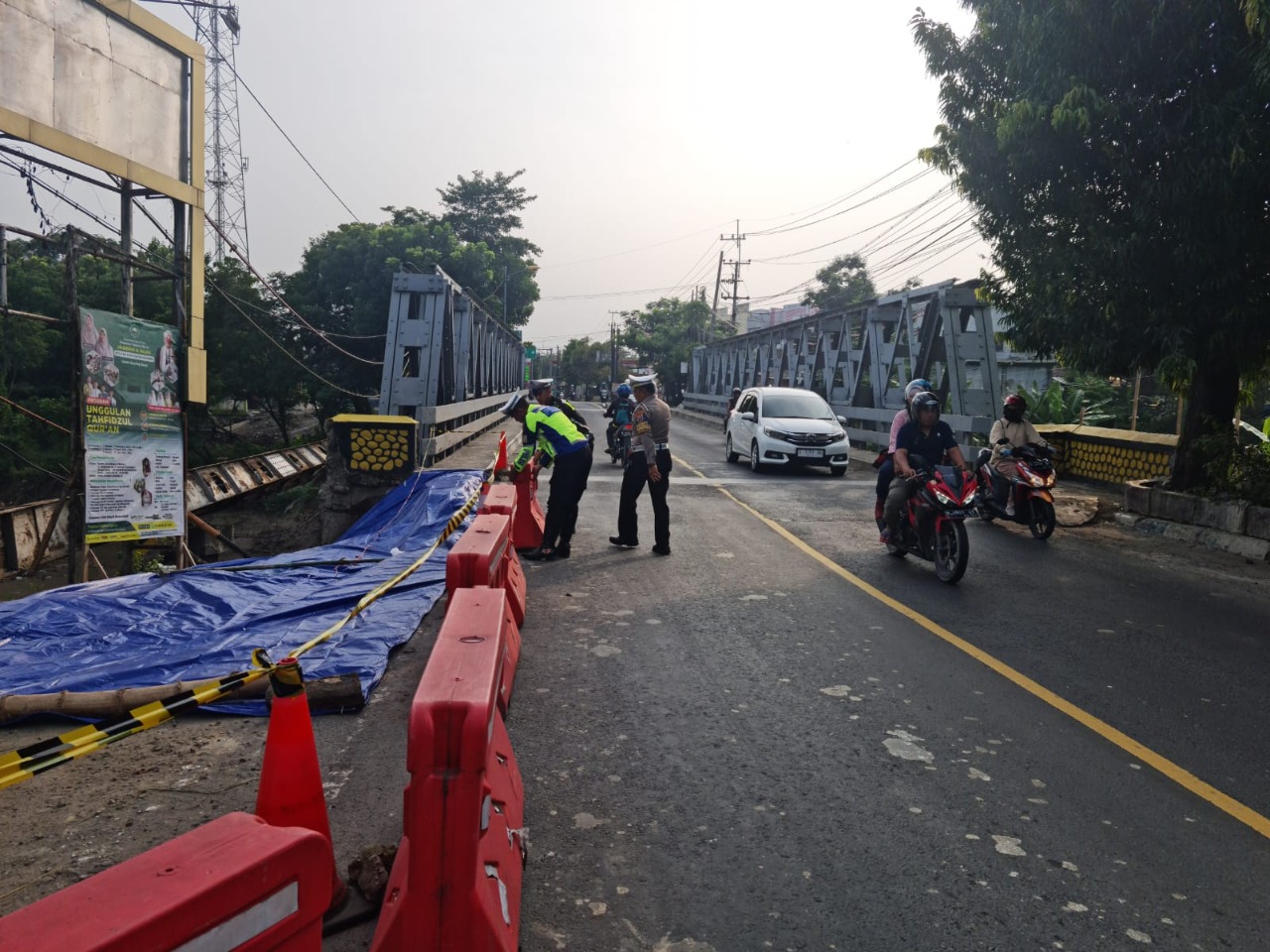Respon Cepat Laporan Warga, Polres Bojonegoro Pasang Road Barrier di TPT Jembatan yang Longsor