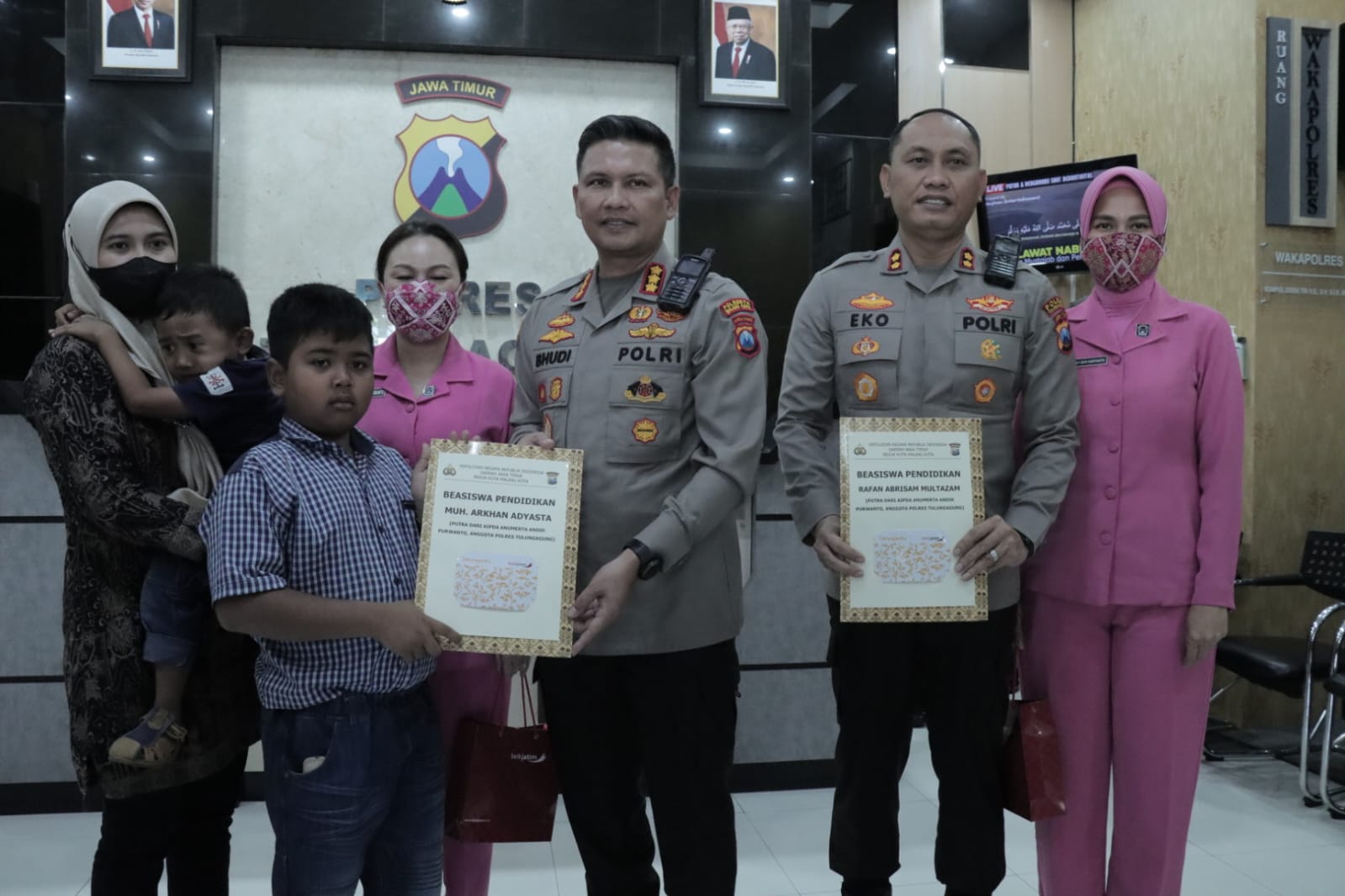 Kapolresta Malang Kota Salurkan Beasiswa dari Kapolda Jatim untuk Anak Polisi Korban Tragedi Kanjuruhan