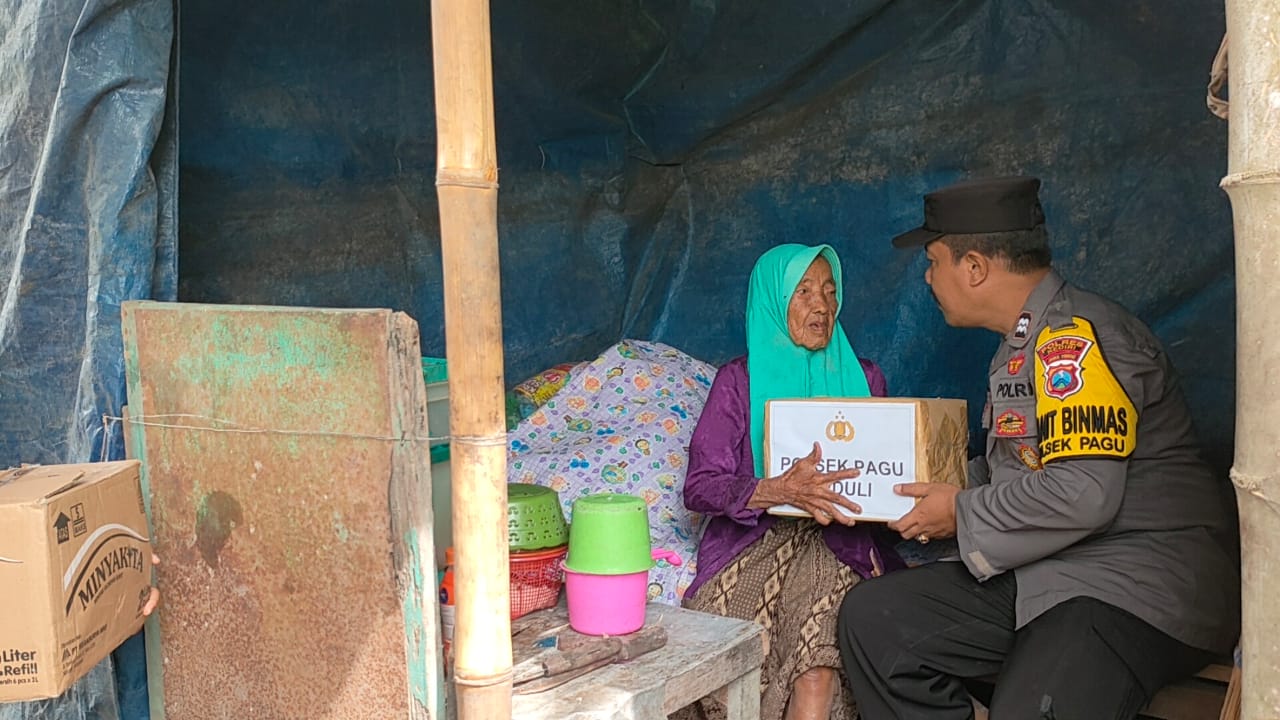 Peduli Sesama, Polisi di Kediri Salurkan Bantuan Sosial Untuk Warga