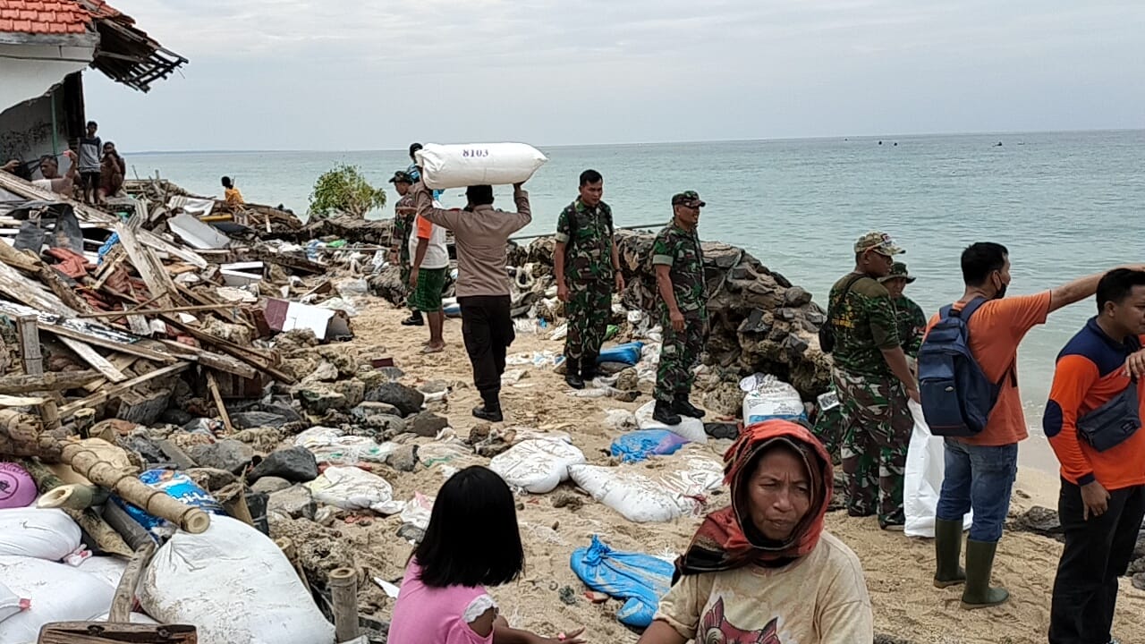 Polres Probolinggo Kota Bersama TNI dan Warga Bangun Tanggul Buatan di Pulau Gili Ketapang Pasca Abrasi