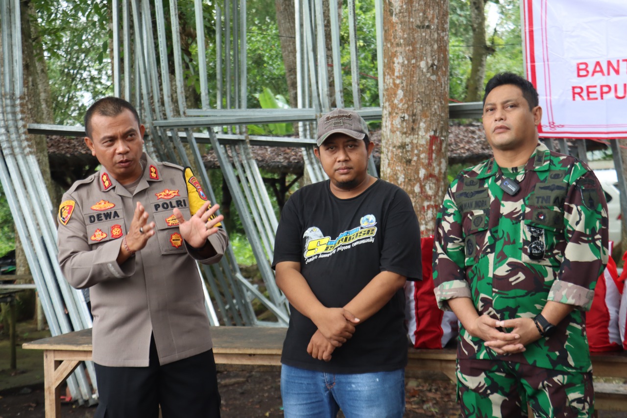 Soliditas TNI Polri Lumajang, Kapolres Bersama Dandim Salurkan Bantuan untuk Warga