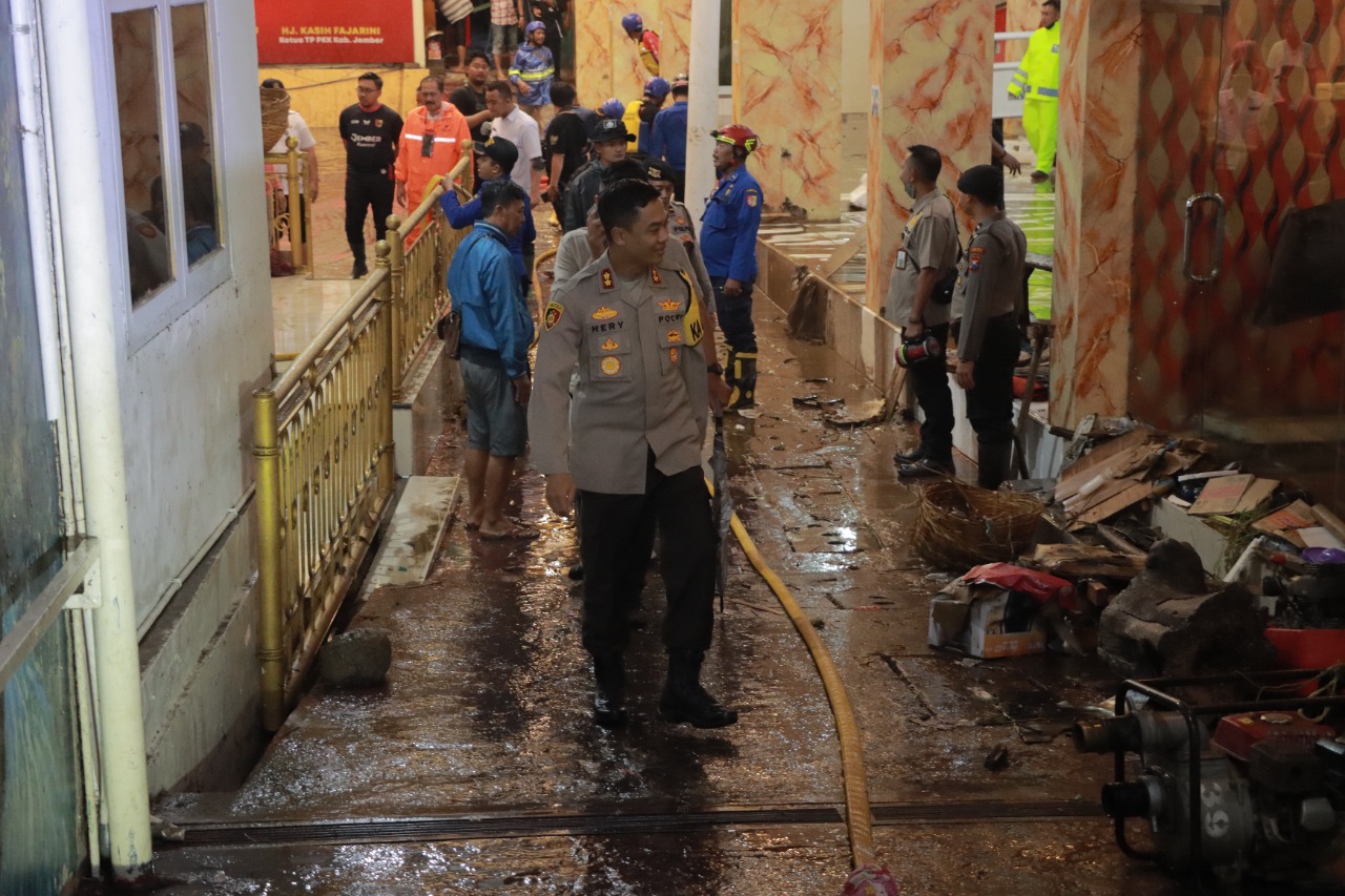 Gerak Cepat Polres Jember Bantu Korban Banjir