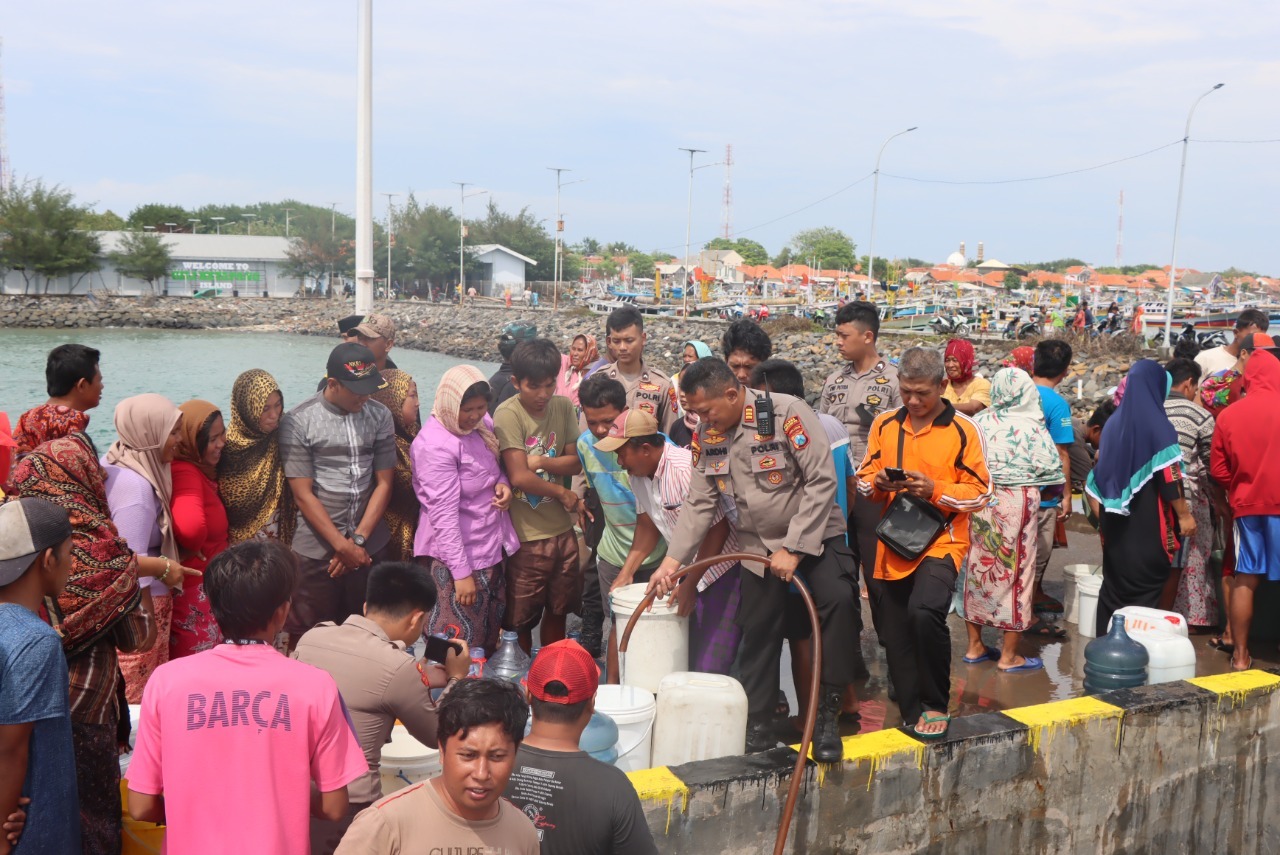 Polisi Berikan Bantuan Air Bersih Untuk Penduduk Pulau Gili Ketapang Probolinggo