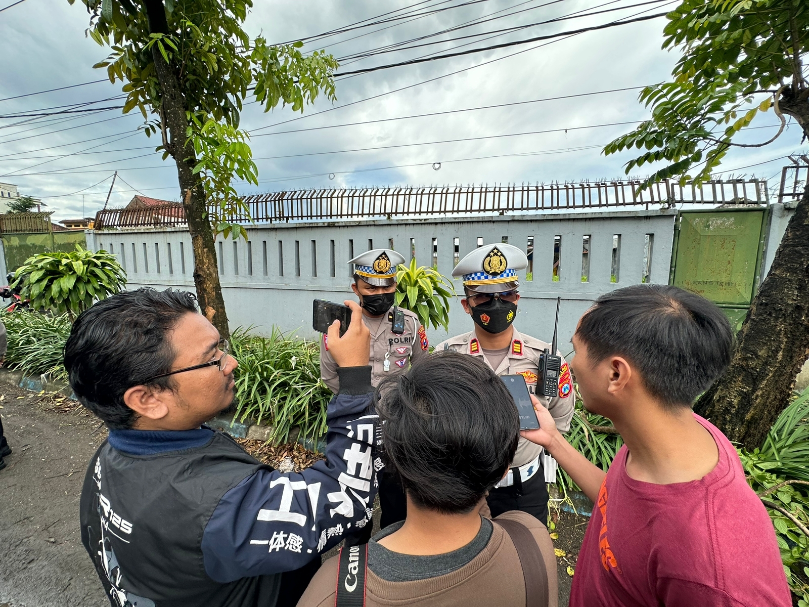 Tim Tanggap Bencana Polres Tulungagung Tangani Pohon Tumbang, Akses Jalan Kembali Normal