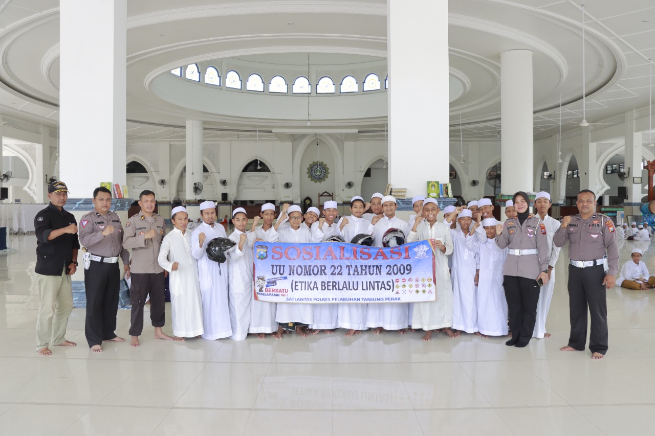 Polres Tanjung Perak Sosialisasikan Tatakrama Berlalulintas di Ponpes, Tekan Angka Laka Lantas