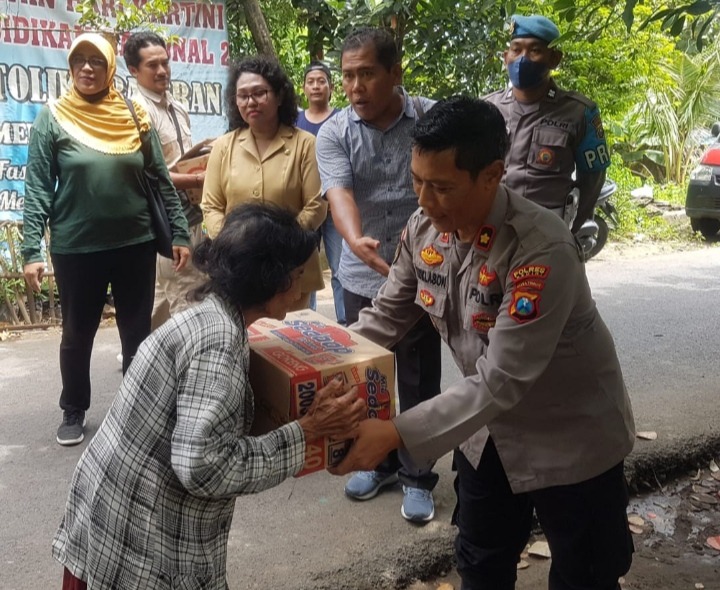 Polres Kediri Kota Berikan Bantuan Warga Korban Kebakaran