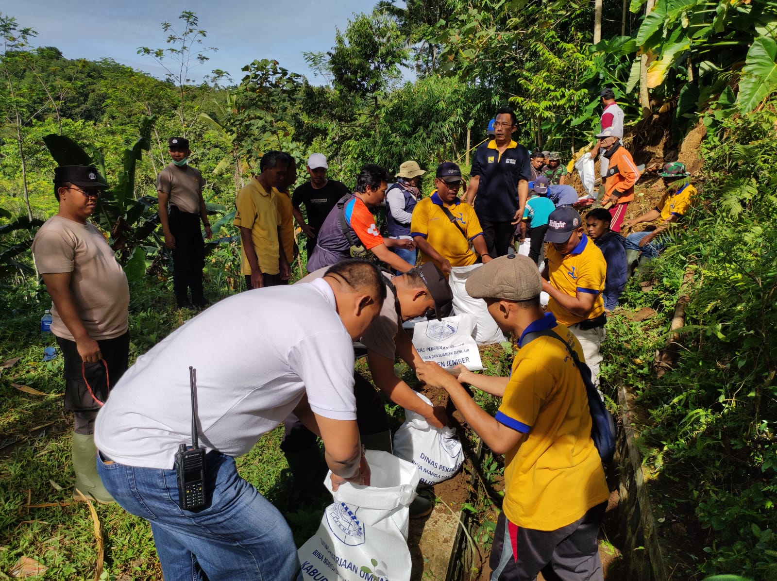 Polisi di Jember Bantu Petani Perbaiki Talang Air Atasi Masalah Irigasi