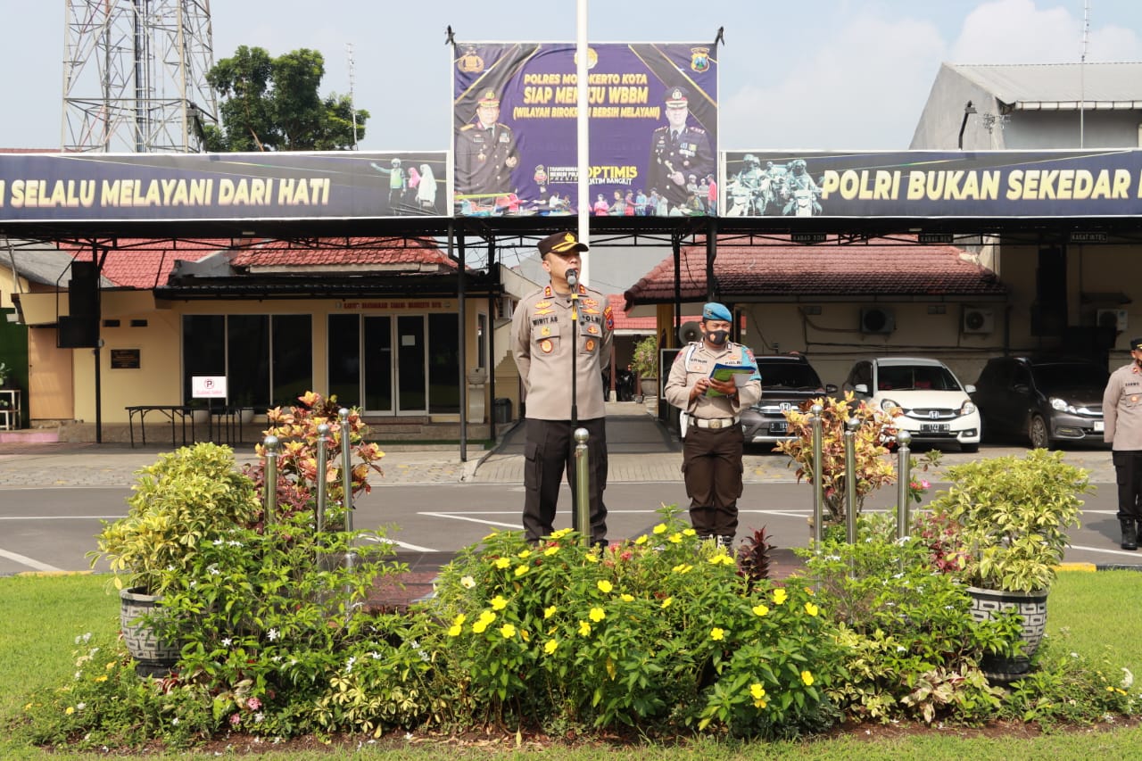 Terapkan Kedisiplinan, Kapolresta Mojokerto Cek Kehadiran Anggota Saat Apel Pagi