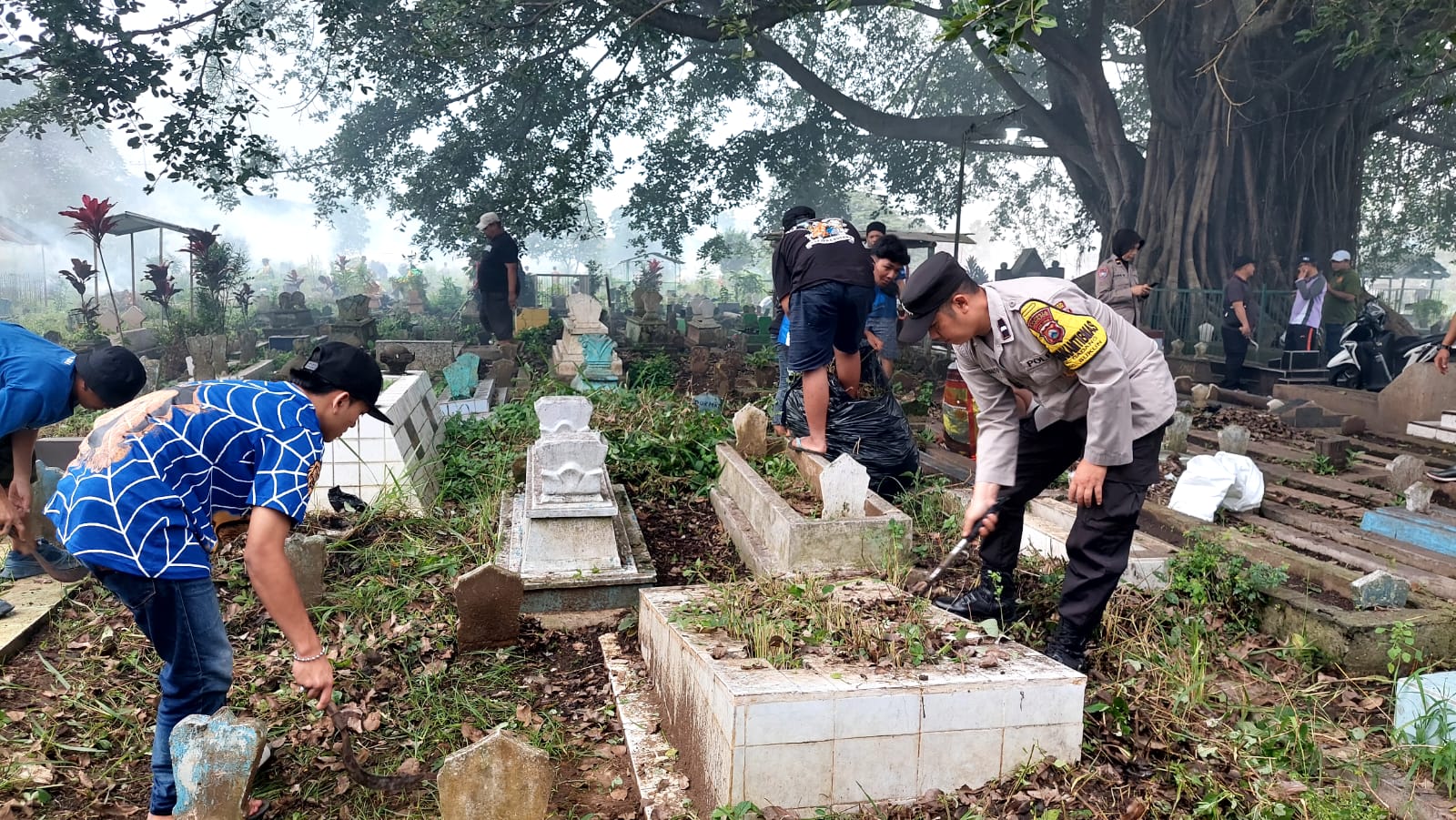 Sinergitas, Polisi bersama TNI dan Masyarakat Laksanakan “Gugur Gunung” di TPU