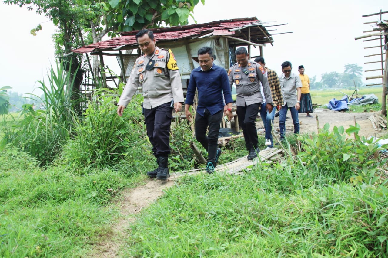 Kapolres Bangkalan Bantu Bedah Rumah Warga Tanah Merah yang Hidup Sebatang Kara