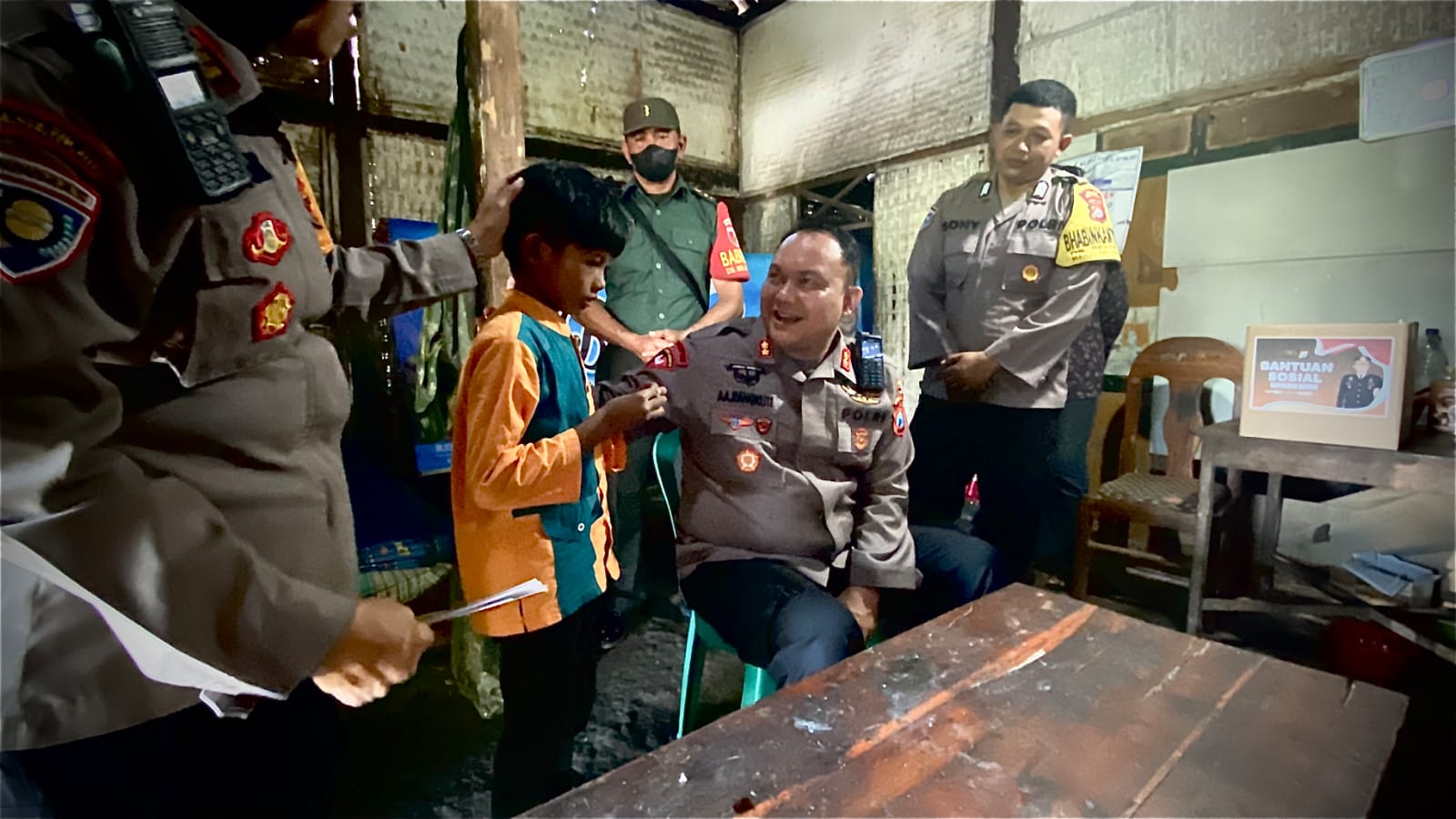 Polisi Peduli, Kapolres Blitar Door to Door Berikan Bantuan Sosial Untuk Warga