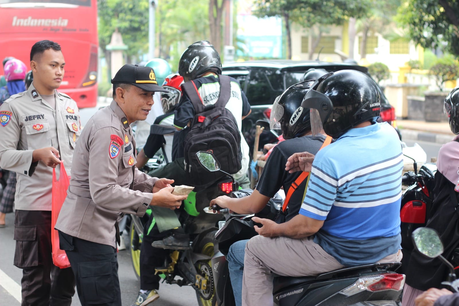 Polres Tuban Berbagi Untuk Masyarakat Laksanakan Program Sedekah Berkah