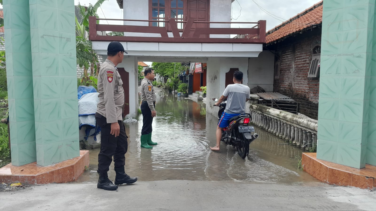 Polisi di Lamongan Keliling Kampung, Pastikan Warga Aman Dari Bencana Banjir
